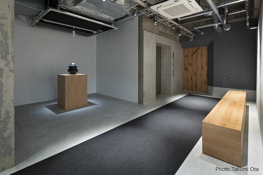 アート・工芸を扱う文化事業会社ノエチカ高山健太郎氏の監修のもと、オブジェや絵画や書といった作品をキュレーション。館内のさまざまなスペースに展示・公開している。