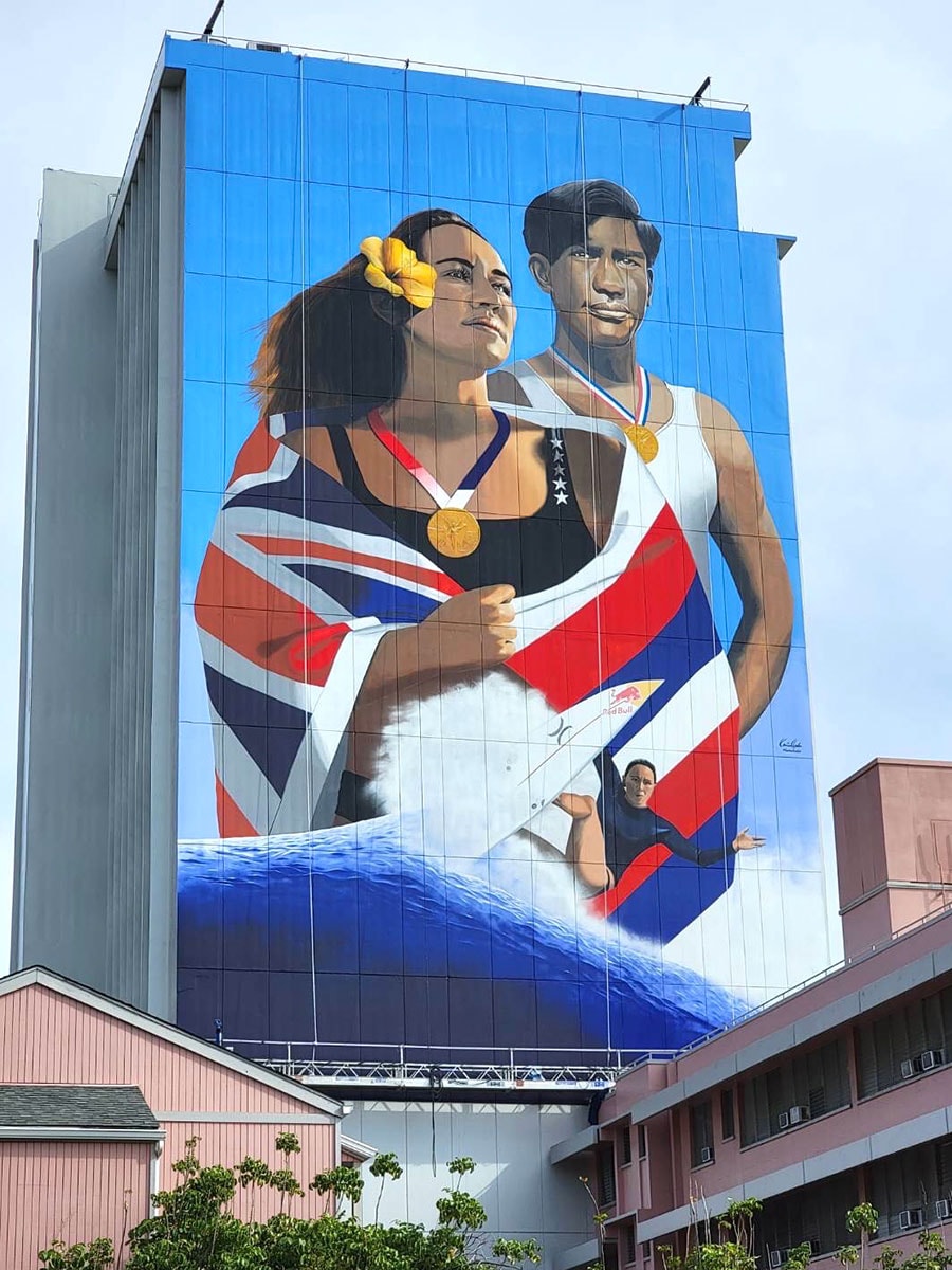 2021年11月に完成した、デューク・カハナモク氏と東京五輪・女子サーフィン金メダリストのカリッサ・ムーア選手を描いた壁画。