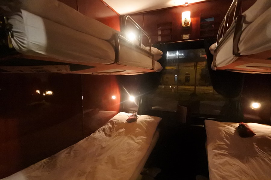 キャビン1室にベッドは4台。天井近くの2台を片付けて、ゆったり使うアレンジも可能。