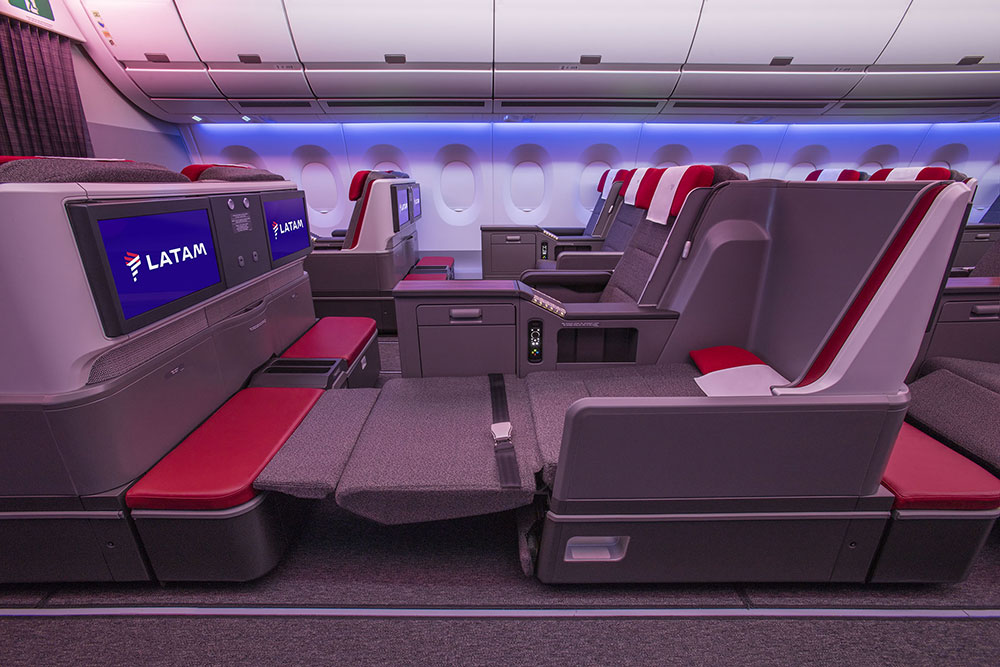 最新鋭の快適性を備えたLATAM航空のプレミアムビジネスクラス。