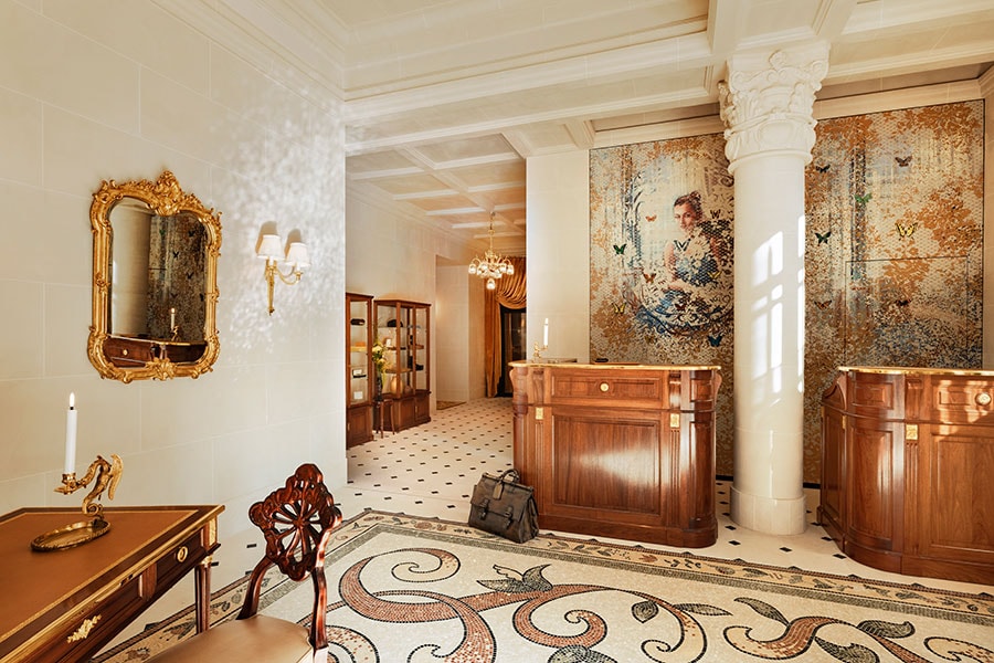 天井高を保ちながら、19世紀の装飾を残した内装。オリヴィエ・マモントゥイユの壁画が目を惹く。