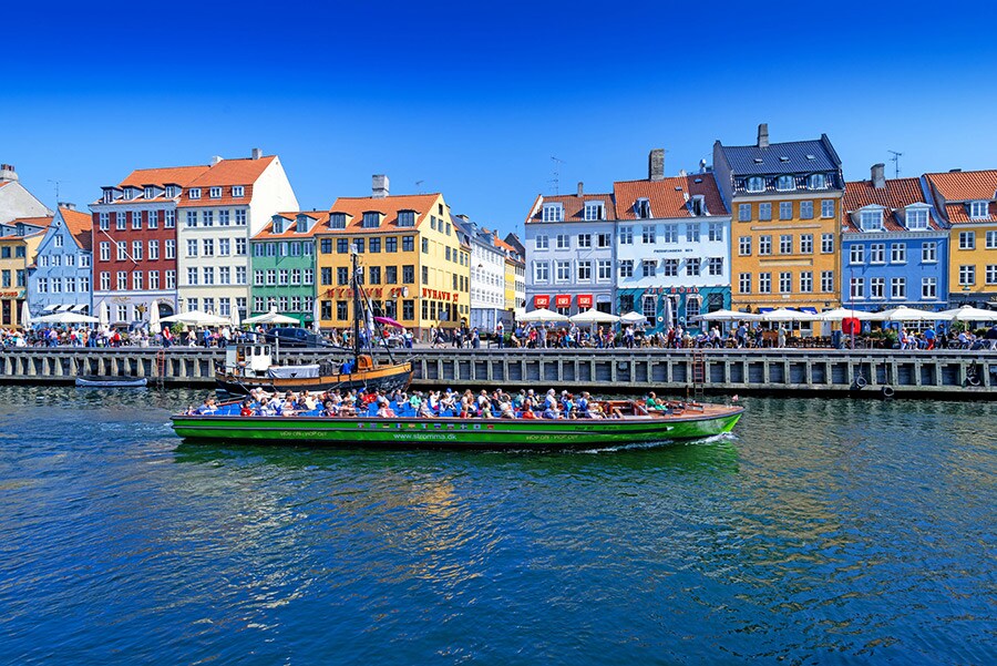 運河沿いにカラフルな建物が並ぶコペンハーゲン。お天気のいい日には、幸せな笑顔の旅行者がいっぱい！　Photo: Nataliia Anisimova/123RF