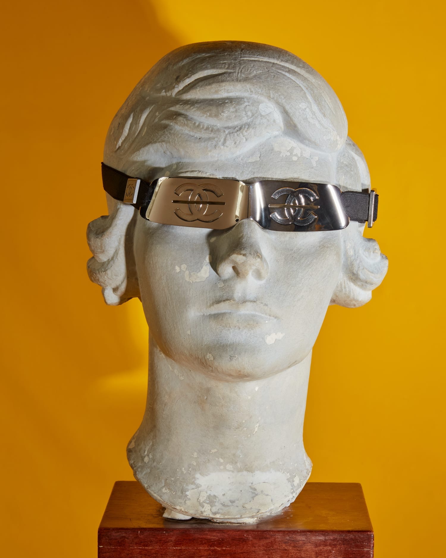 ジャック リプシッツ作 ココ シャネルの石膏像 1921年・CHANEL サングラス 2002/03年秋冬 プレタポルテ コレクション／©CHANEL/Roe Ethridge