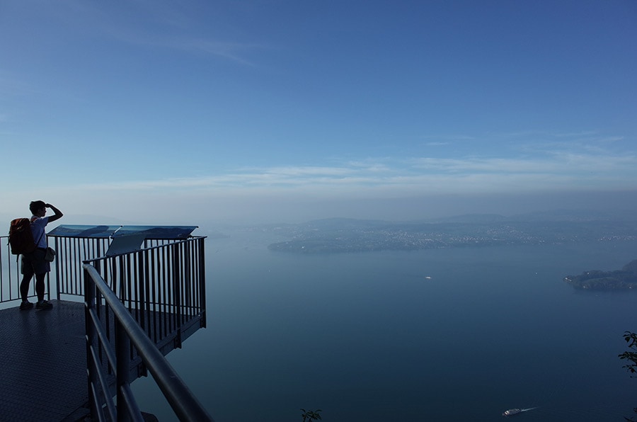 途中、展望台からはフィアヴァルトシュテッテ湖を一望することができる。