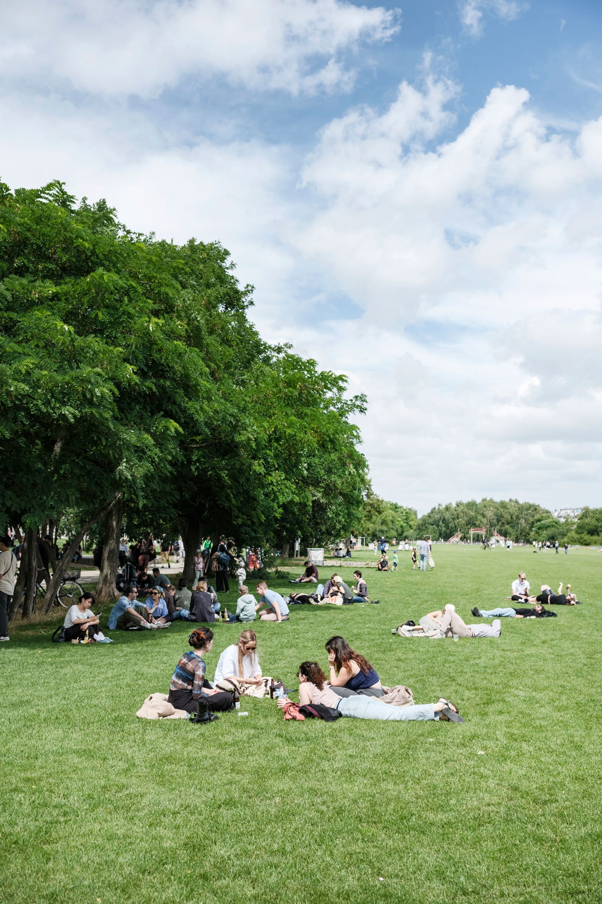 旧東西の緩衝地帯を緑化した公園で、フリマの隣で寝そべる人多数。