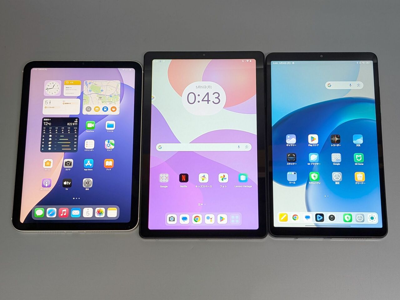 左からApple「iPad mini(A17)」、レノボ「Lenovo Tab B9」、シャオミ「Redmi Pad SE 8.7」です。サイズはほぼ同等ですが、iPad miniが7万円台後半~に対して、その他2製品は1万円台半ばと、数倍の価格差があります(筆者撮影、以下同)