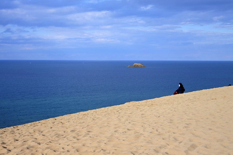 馬の背の向こう側には日本海。沖にぽつんと浮かぶのは“あもう島”(ほか、“あま島”、“くじら島”など別称多数)。