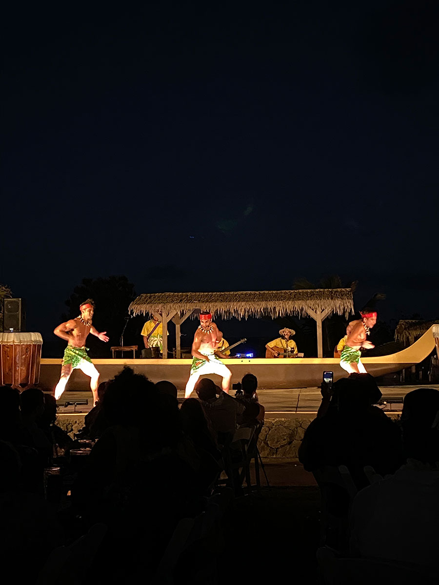 体をたたいて踊るサモアンダンスは時折激しく、時折コミカルに。