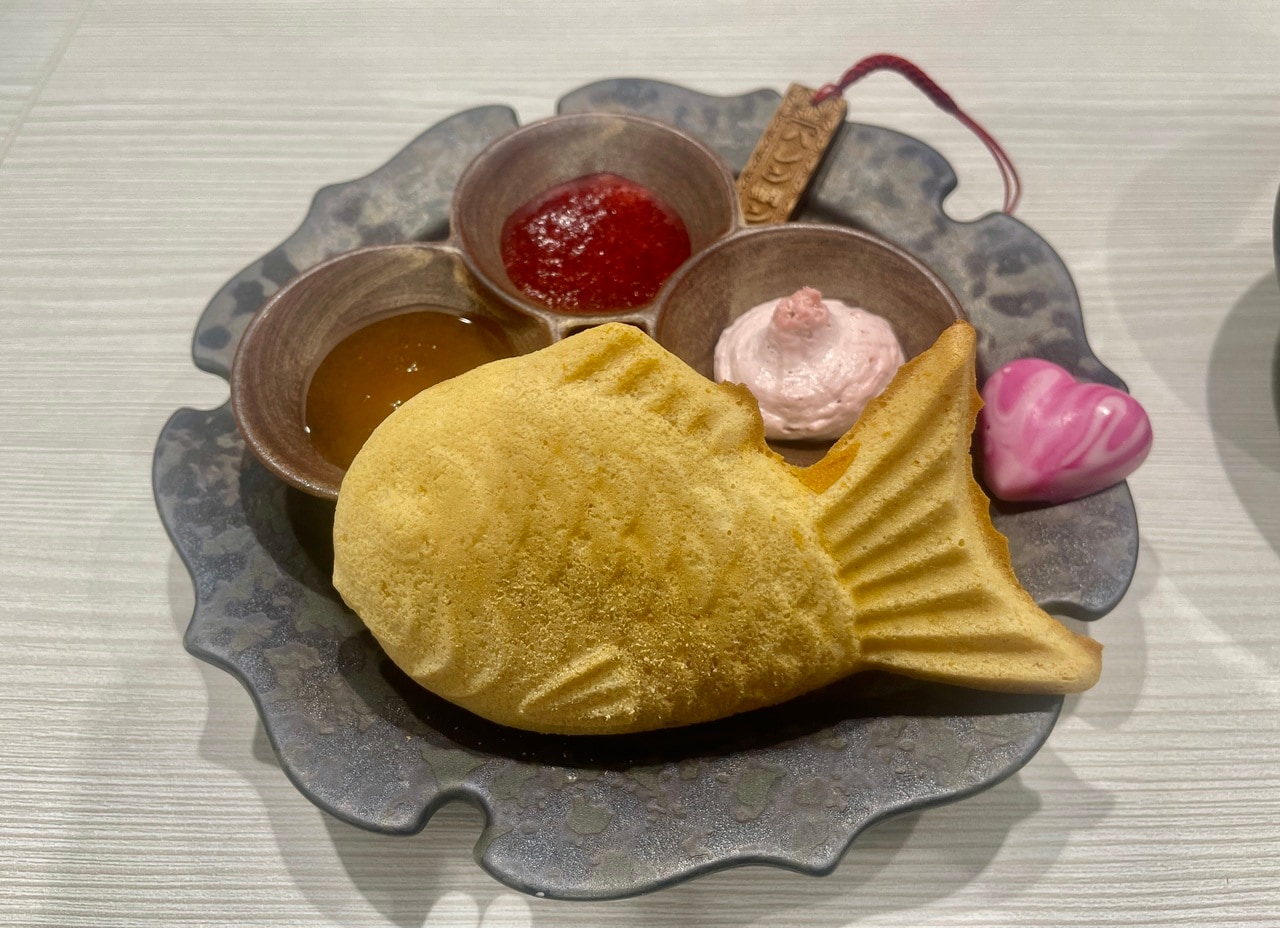 たい焼き型のスコーンに、「バレン鯛ン」と書かれた千社札とハート型のチョコレートが添えられています。