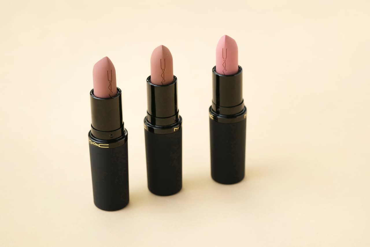 パウダー キス ヘイジー マット リップスティック 全24色 各4,840円。