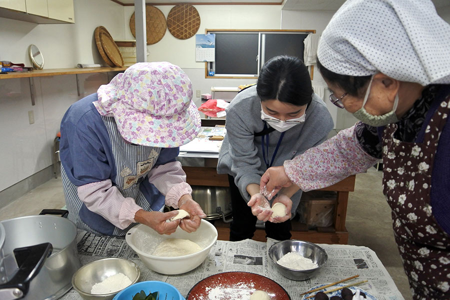 二人の黒島マダムに手ほどきを受けながら饅頭作り。