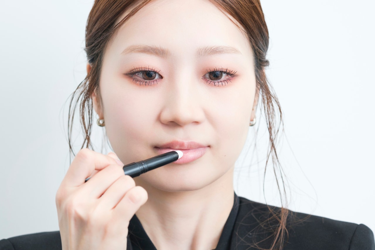 縦ジワにはリップがのりにくく、ムラづきしてしまうことも。スティックを縦に持ち、上から下に動かすようにして、縦ジワ部分になじませて。