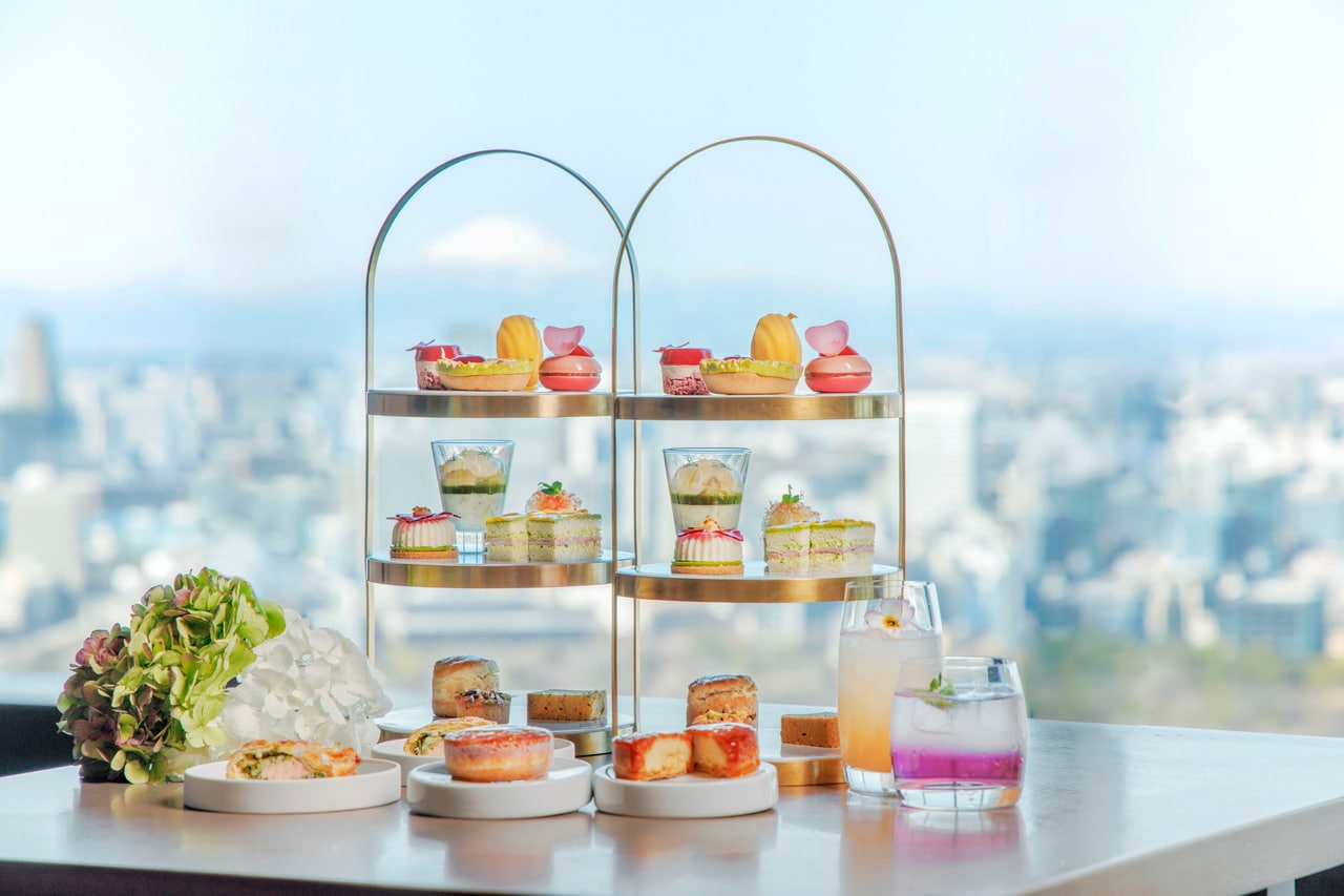 「フローラルアフタヌーンティー」のイメージ。 平日1名7,800円～、週末・祝日1名9,800円（ともに税・サ込）。要予約。同ホテルのアフタヌーンティーは、1名につき一台のハイティースタンドで提供されるので、ひとりでも気兼ねなく利用できる。