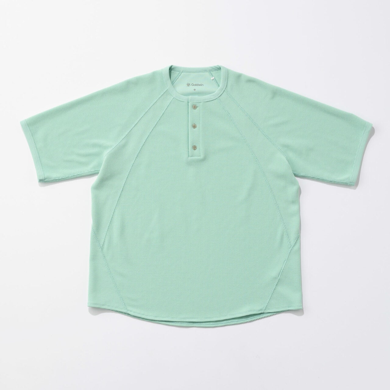 ゴールドウイン “メッシュワッフルアクティノイドヘンリーネックティーシャツ”／17,600円。