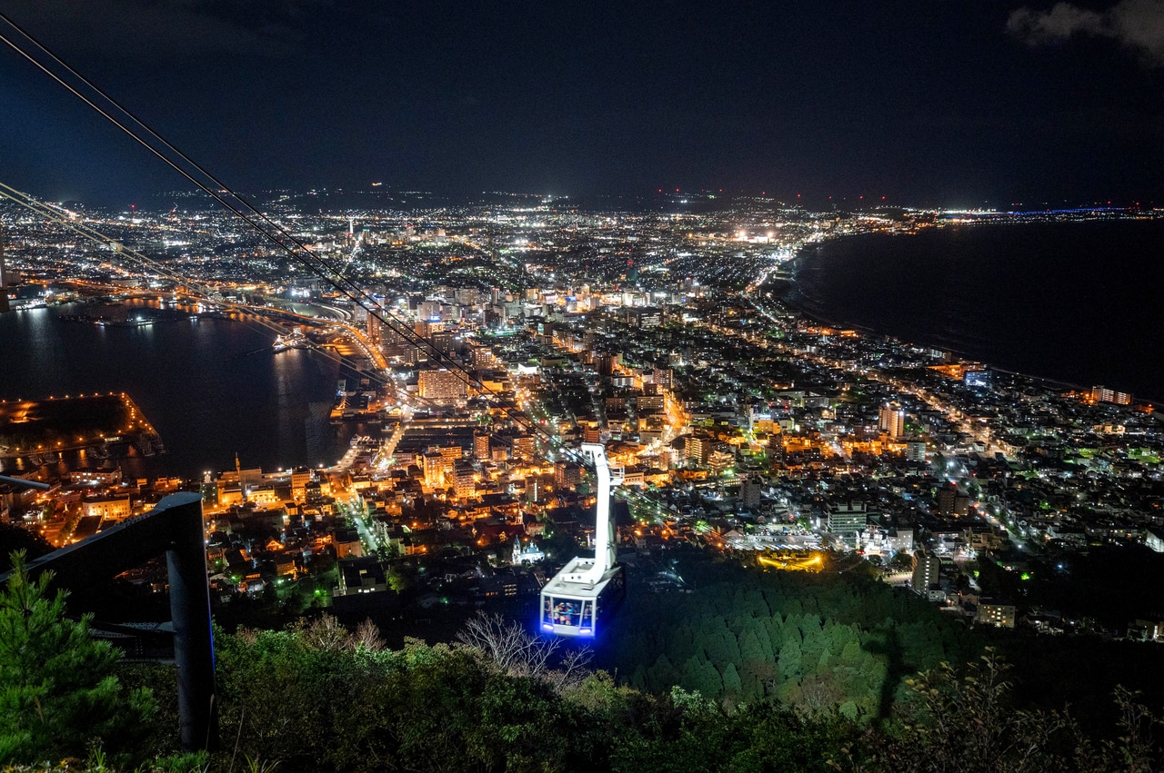 夕方から夜に運行するルート3は、ホテル→函館山ロープウェイ乗り場→ホテル。夜景を見た帰りの足も心配無用。©Takashi Shimizu