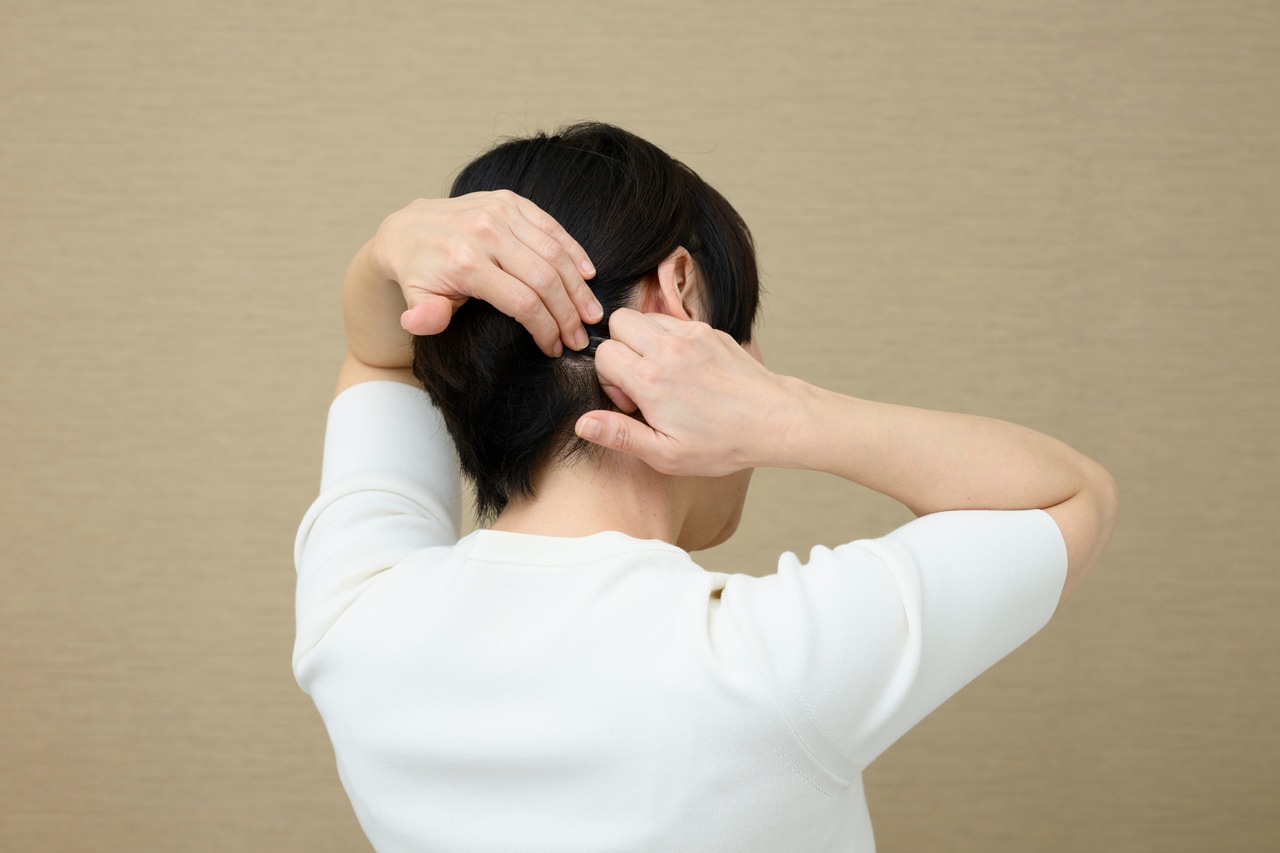 続いて僧帽筋エリアをほぐしていく。耳の後ろにある後頭部の骨のでっぱりのすぐ下からマッサージスタート。