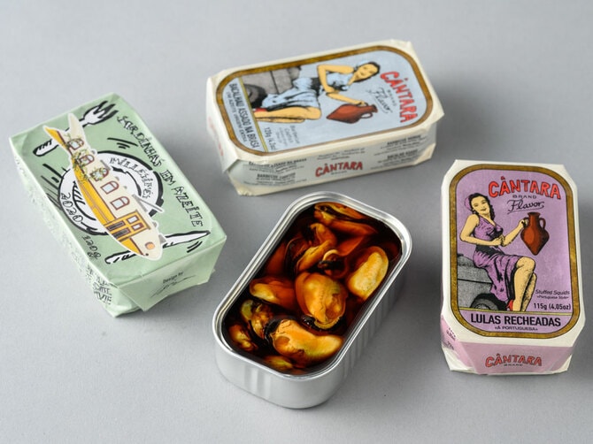 ポルトガル産のかわいい缶詰のシリーズ。左から時計回りに、オイルサーディンwithオリーブオイル918円、干しダラeithオリーブオイル（炭火焼き）1,382円、小さなイカwithトマトandライス1,490円、ムール貝withスパイシーソース1,004円（各1缶）。
