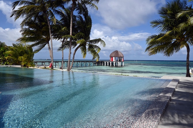 リゾートの中央に位置するメインプール。ウェルカムジェティを望みます。