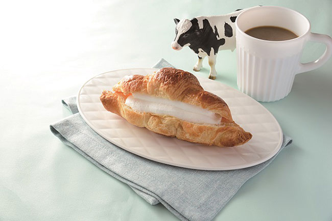 LAWSON BAKERY×生クリーム専門店Milk MILKクロワッサン 140円。