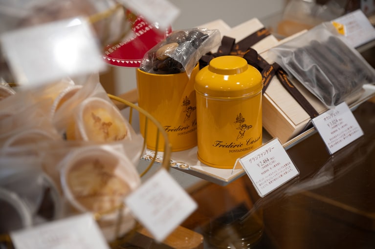 店内には生菓子をはじめ、焼き菓子やシーズナルなどが取り揃えられている。普段の日常使いにもハレの日にもうれしい。