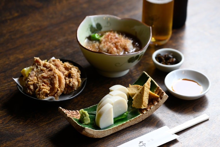 座敷席で、ビールから。プレミアムモルツ（小瓶）580円。