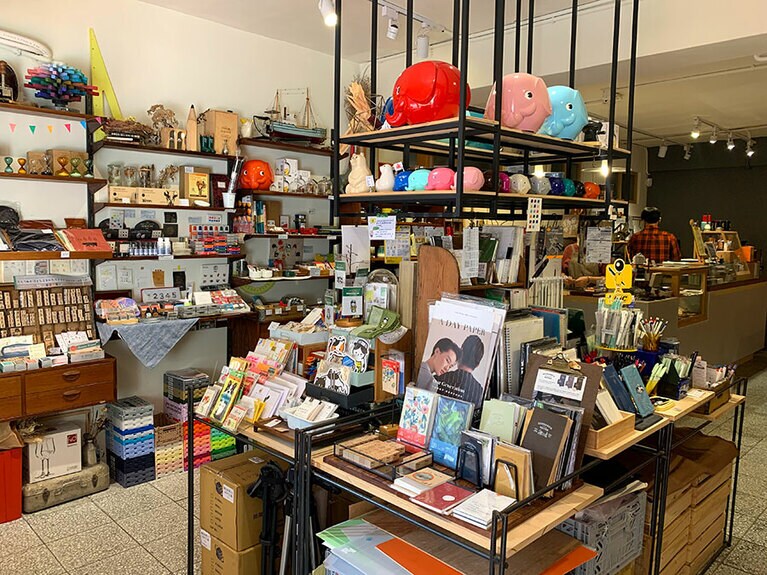 店内には素敵な文房具がセンスよく陳列されています。