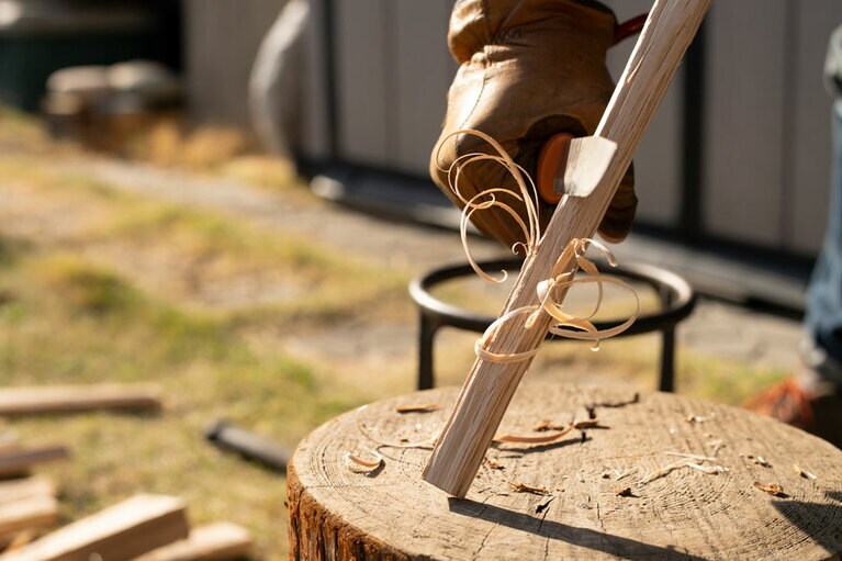 渡り鳥の羽を意味するフェザースティック。