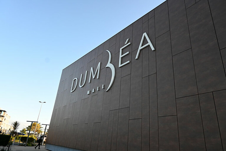 ヌメア郊外にある大型ショッピングモール、「ダンベアモール」。