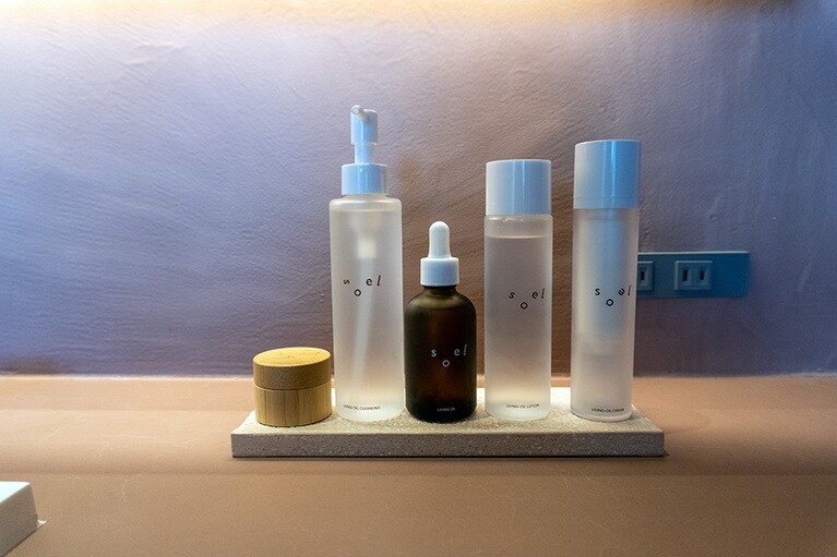 ヤケイスイートでは、宿泊を彩る一つひとつの製品にも徹底してこだわっている。環境負荷が少ないアイテムを選んでいる他、地元・福岡のアイテムにこだわっているのもうれしい。コスメは福岡県久留米市の「soel」のものを使用している。