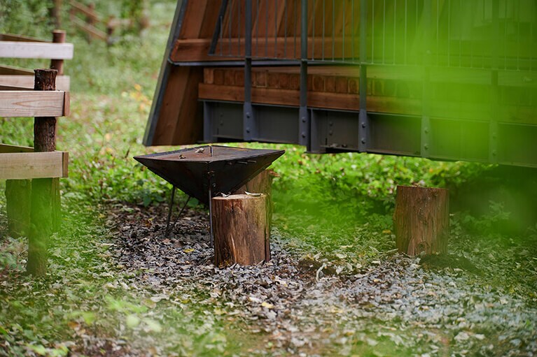 森の中、家族で焚火を囲む時間。