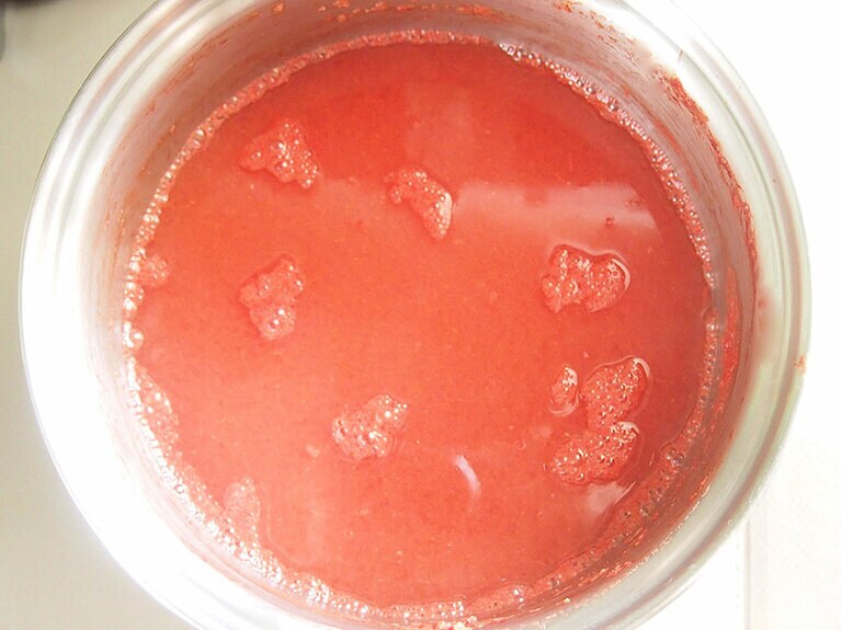 （5）寒天が全て溶けるまで、ゆっくり木べらで混ぜながら加熱しましょう。