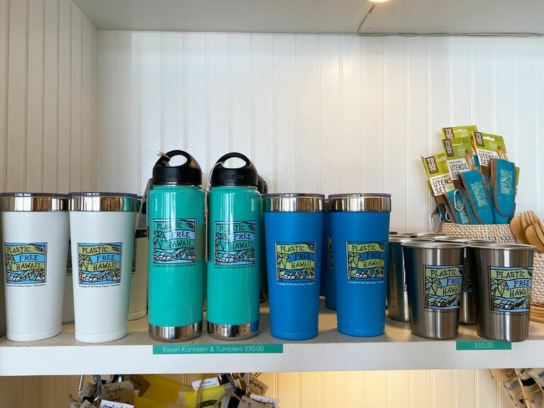 プラスチックフリーを掲げる店のオリジナル商品は多数。