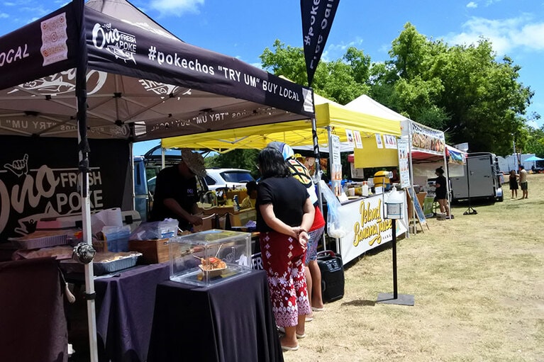 72号線の入り口近くに並んでいるフードトラック。ここで食料を仕入れるのもアリ。