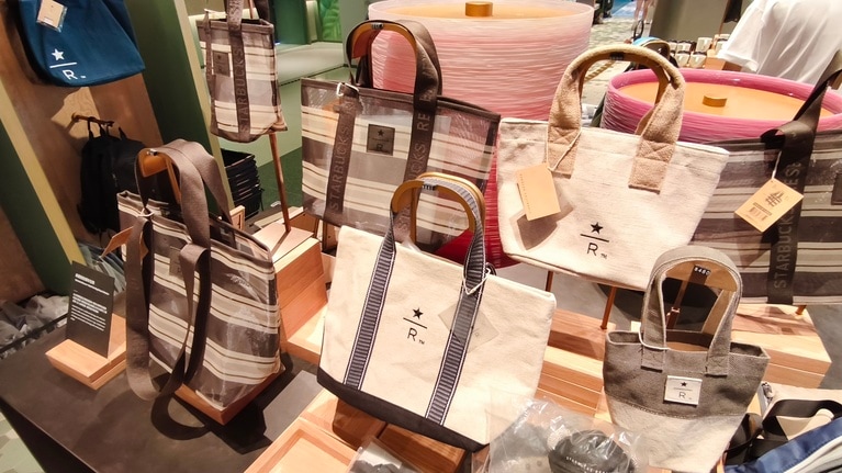 日本人観光客にも大人気のスターバックス限定漁師バッグ。