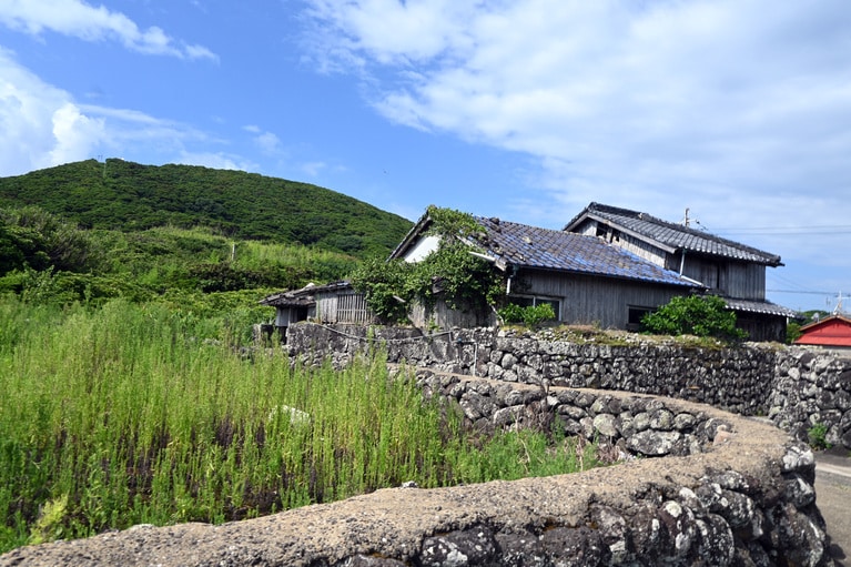 かつて捕鯨で栄えた島。石垣の造りで富の程度がわかるとか。