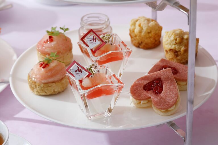 スイーツ（下段）のイメージ。山梨県産の桃のコンポート・桃のジュレ・ヨーグルトのブランマンジェを重ねた「山梨県産桃のコンポートとヨーグルトのブランマンジェ」など。