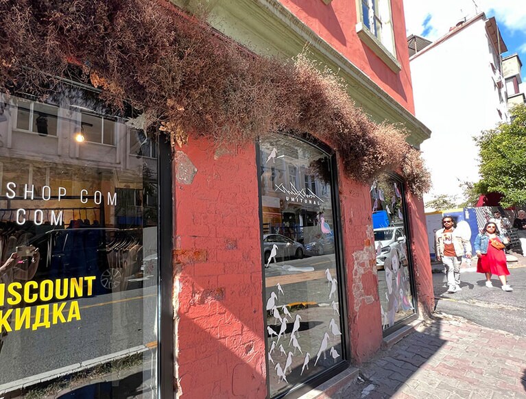 「ウミット・ウナル・プライベートストア」から20メートルほど、ボアズケセン通りの角にあるアウトレットストア。