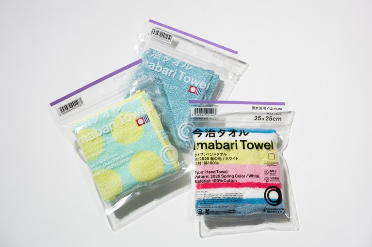今治タオルハンカチの新色（左：ドット/ミント・ライム・中央：ホライズンブルーミックス・右：2025春の色/ホワイト）。各660円。