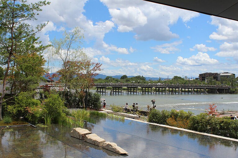 満々と水をたたえた水盤には、庭の木々や青空が映る。