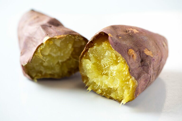 「塩やきいも」1本500円～。塩気はほんのり、それが焼きいもをこよなく旨くする。