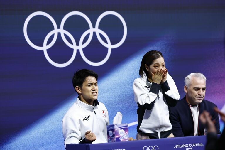 ミラノ・コルティナ冬季五輪で発表された成績に喜ぶ“りくりゅう”ペアとブルーノ・マルコット氏（右端）　©JMPA