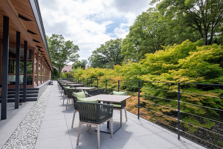 天神川の清流を望む「TENJIN」オールデイダイニングのテラス席。晩秋には、紅葉を眺める特等席に。