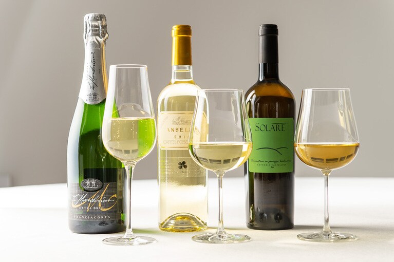 イタリアの自然派ワインに加え、道産ワインも充実。どれにしようか迷ったら、料理とのマリアージュを楽しむペアリングコース(3,800円)がおすすめ。