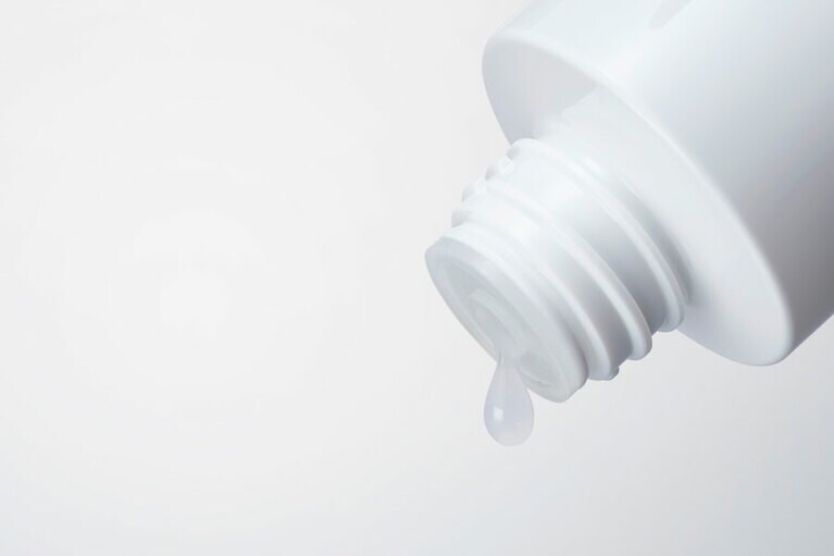 とろんとしたとろみのある化粧水で、なじみの速さは極端に速いわけではないけれど、塗ったあとに油分のようなベタつき感がないので気持ちよく使える。