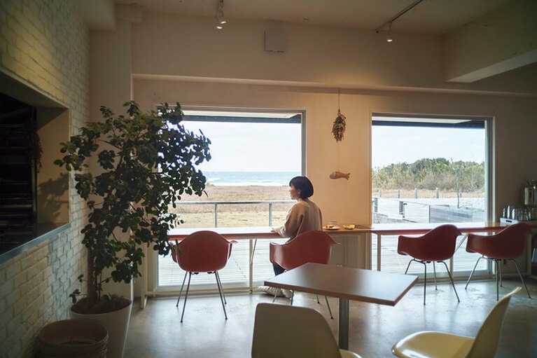 洗練された雑貨を扱うパントリーの先がティールーム。