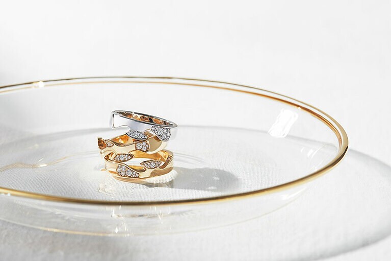 上から：フュージョン エンドリング(ホワイトゴールド×ダイヤモンド)253,000円、フュージョン センターリング(イエローゴールド×ダイヤモンド)253,000円、フュージョン エンドリング(イエローゴールド×ダイヤモンド)253,000円／ジョージ ジェンセン(ジョージ ジェンセン ジャパン)