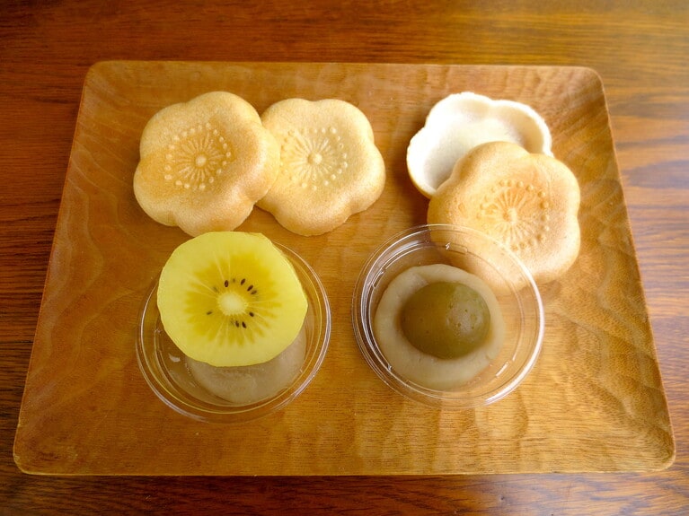 フルーツを使ったものは季節限定。左より「キウイ」「青梅煮」。シャインマスカット食べ比べセットや、秋は、柿も登場。