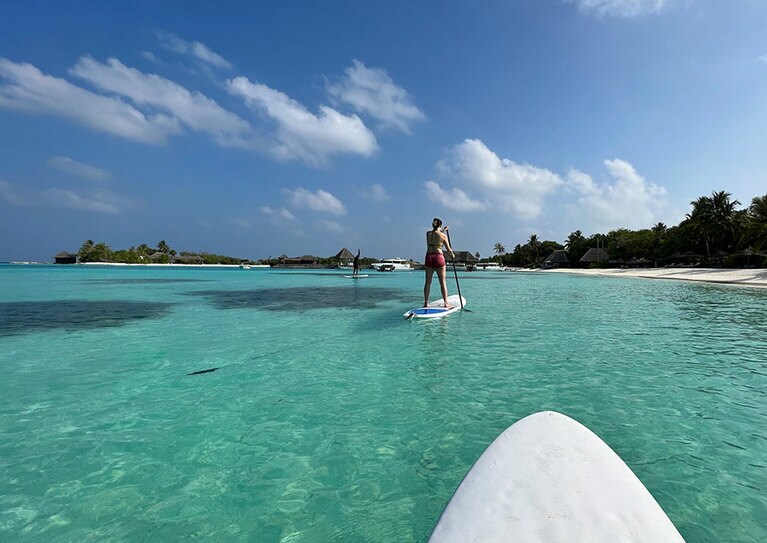 SUPヨガ。不安定なボードの上でバランスを取るのが難しい分、体幹も鍛えることができる。日焼けをしたくなければ水着の上にラッシュガードやＴシャツを。