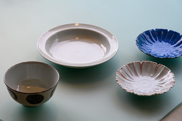 「花田」のロングセラー、人気のうつわの数々。二世代で買い求める客も少なくない。