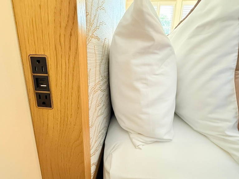 ベッドサイドには、電源、USB、Type-Cポートを完備。